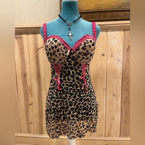 Jezebel Leopard Print Lingerie with Pink Highlights - Picture 1 of 8